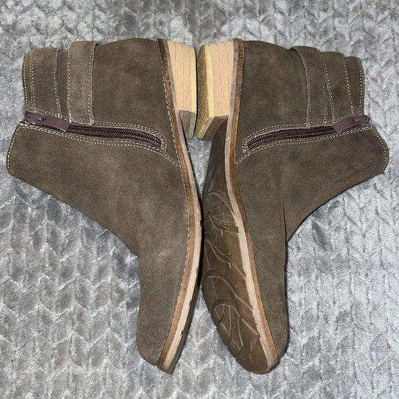 Very Volatile Square Toe Suede Booties. Zipper Sides w Double Strap Buckles. 8.5 - Picture 5 of 10
